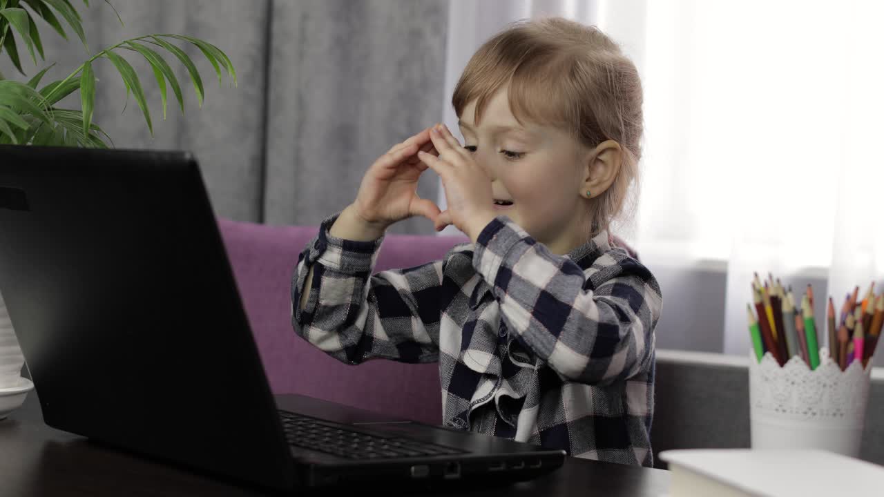 niña haciendo lecciones en casa usando computadora portátil digital. educación a distancia