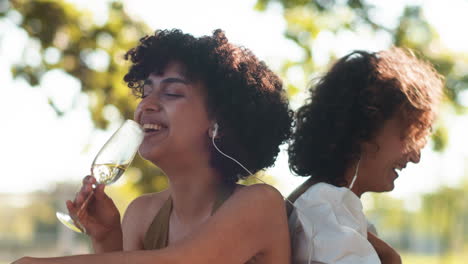 una pareja escuchando música en el parque.