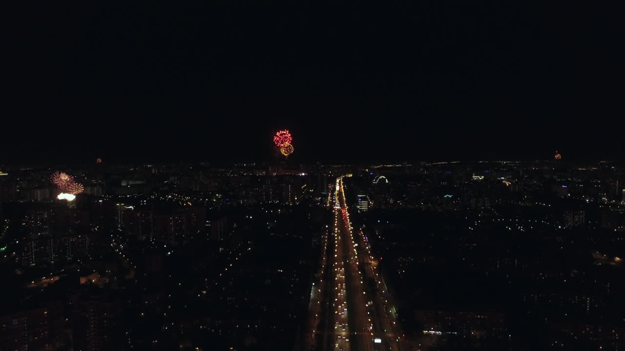 vista aérea nocturna de la avenida leninsky en moscú, rusia