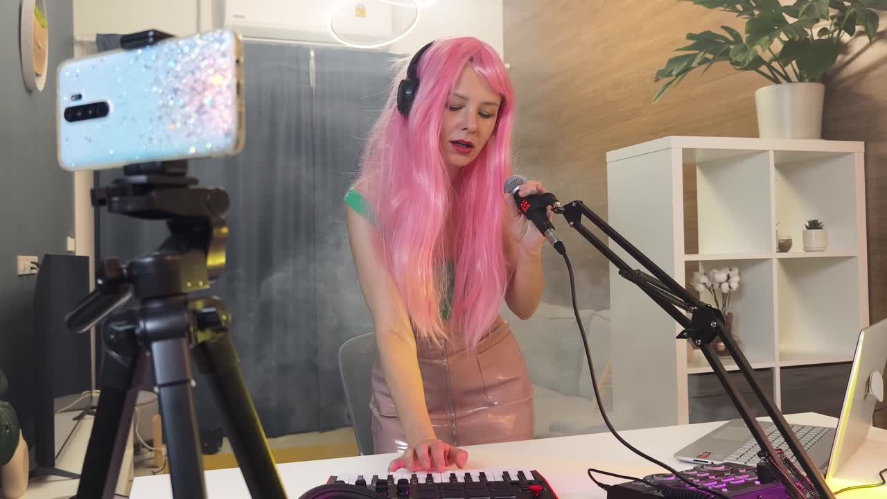 mujer cantando y grabando música en un estudio casero