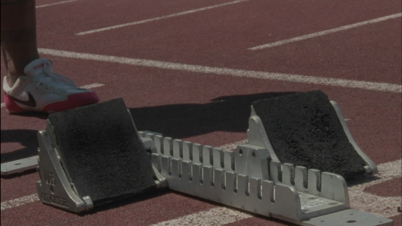 un corredor masculino entra en los bloques y se prepara para correr