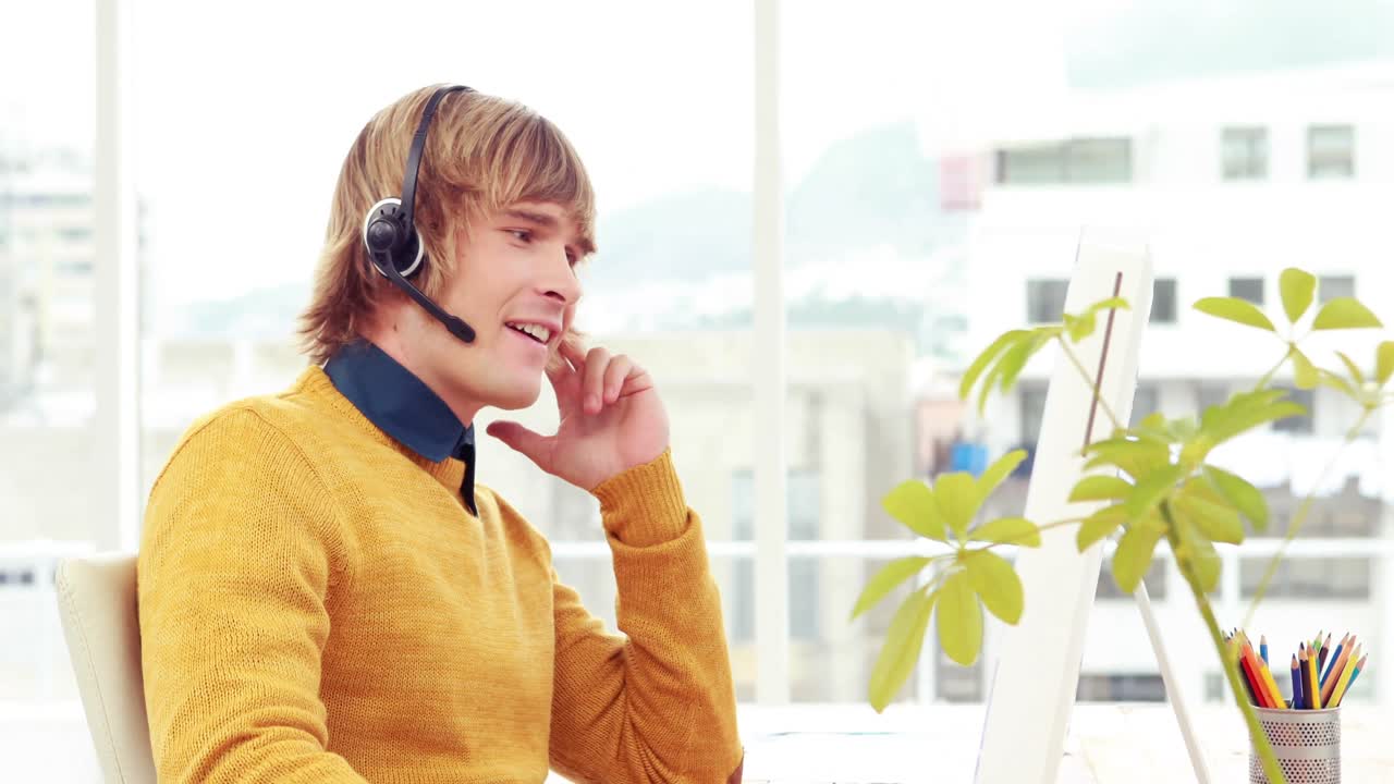 그의 책상 에서 일 하는  ⁇ 스터 사업가