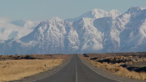 una carretera vacía que se dirige a las montañas de los andes en la remota región argentina de la patagonia