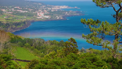 statische aufnahme der malerischen, lebendigen, felsigen küste der insel são miguel, azoren, portugal