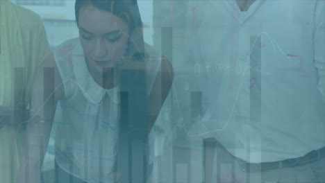 animación del procesamiento de datos financieros sobre diversas personas de negocios en la oficina