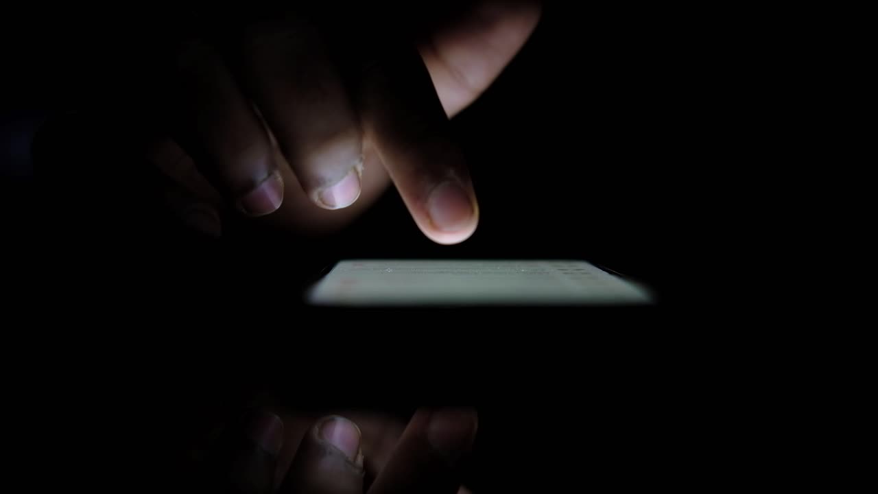 Persona che utilizza lo smartphone di notte