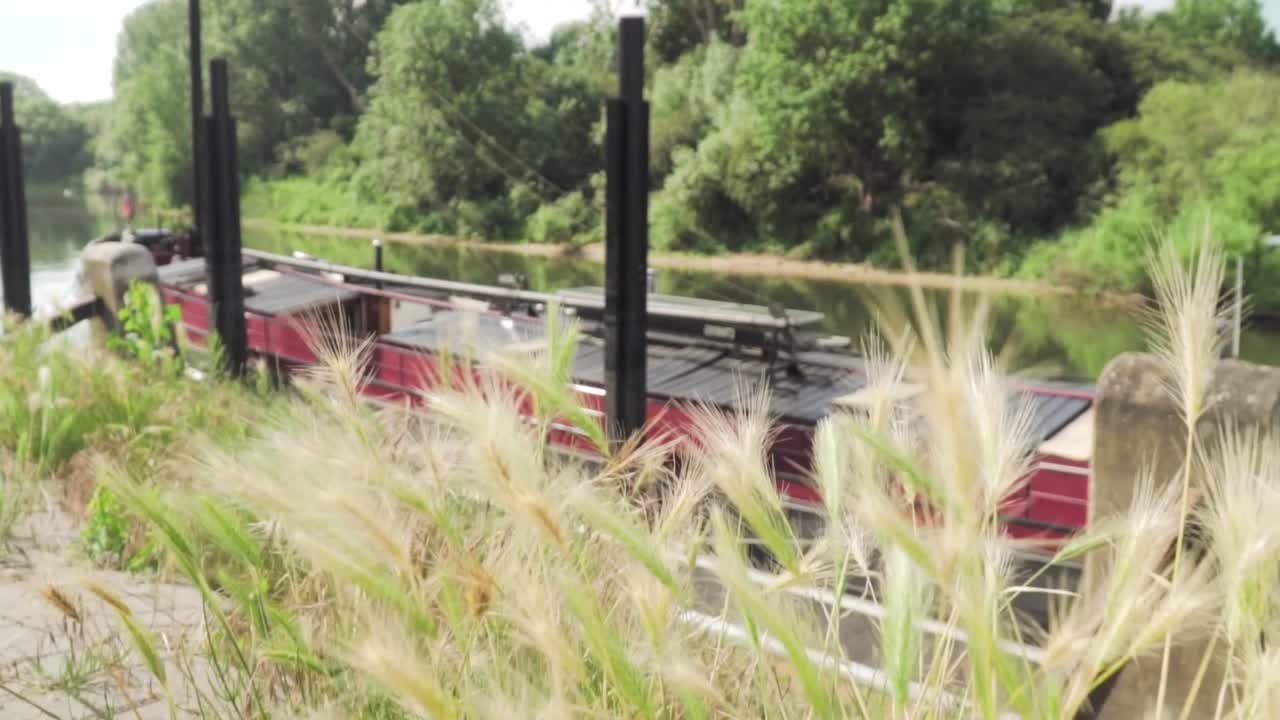 강변 에 정박 한 은 배