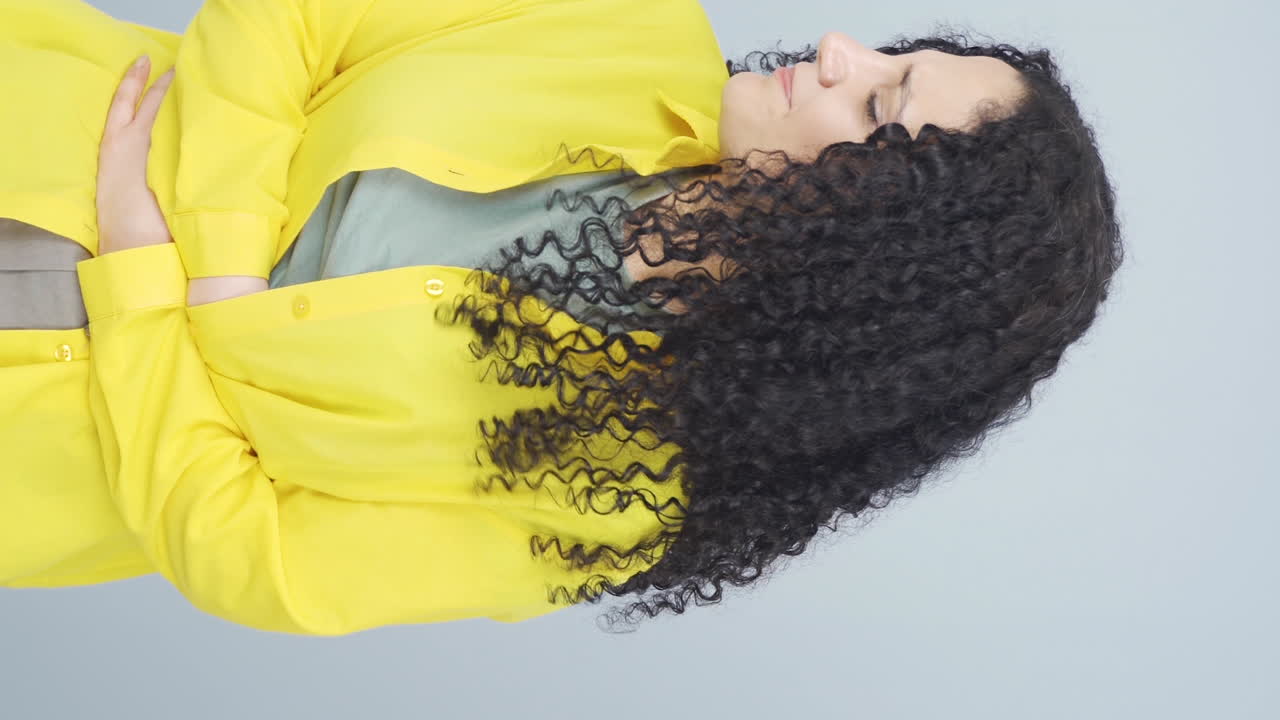 vídeo vertical de una mujer joven que experimenta dolor de estómago.