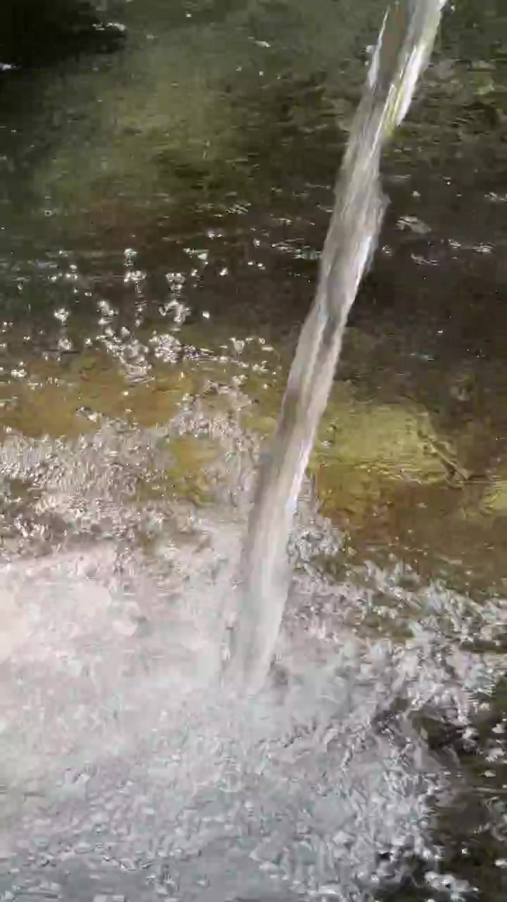 Água Fluindo Para Uma Lagoa