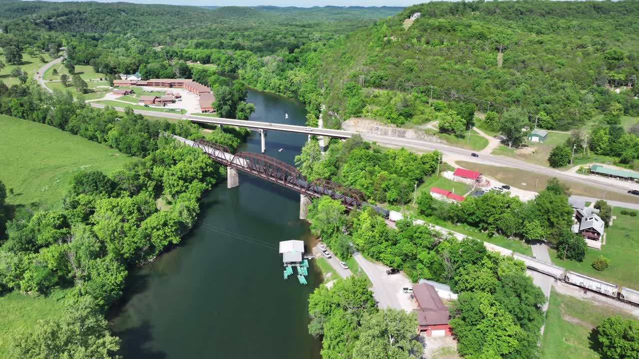 tren en el río blanco en arkansas
