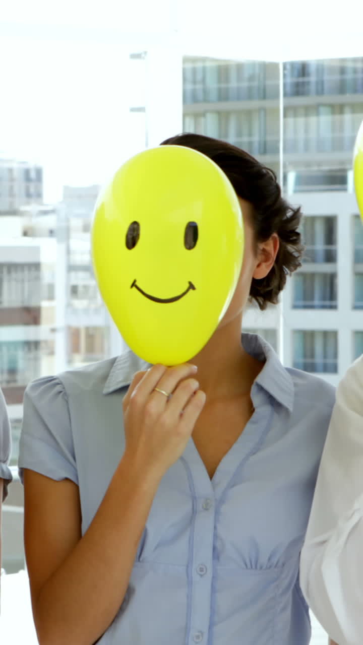 equipo de negocios con globos de caras sonrientes
