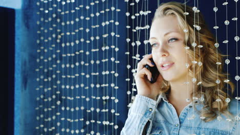 Mujer-Joven-Hablando-Por-Teléfono-Sonriendo-Y-Coqueteando