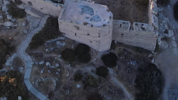 Sentieri che si snodano attraverso il terreno roccioso a Rodi, in Grecia