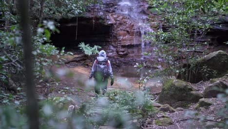 Niña-Indígena-Australiana-Caminando-A-Una-Hermosa-Cascada-Escénica-En-Lo-Profundo-Del-Parque-Nacional-De-Las-Montañas-Azules