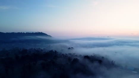 Susurros-De-Encanto:-Ríndete-Al-Encanto-Etéreo-De-Las-Mañanas-Brumosas-En-Bali,-Donde-Místicos-Velos-De-Niebla-Acarician-El-Paisaje,-Revelando-Un-Reino-Sereno-Y-Mágico