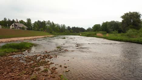 Fliegen-Sie-über-Den-Seichten-Fluss-In-Lettland