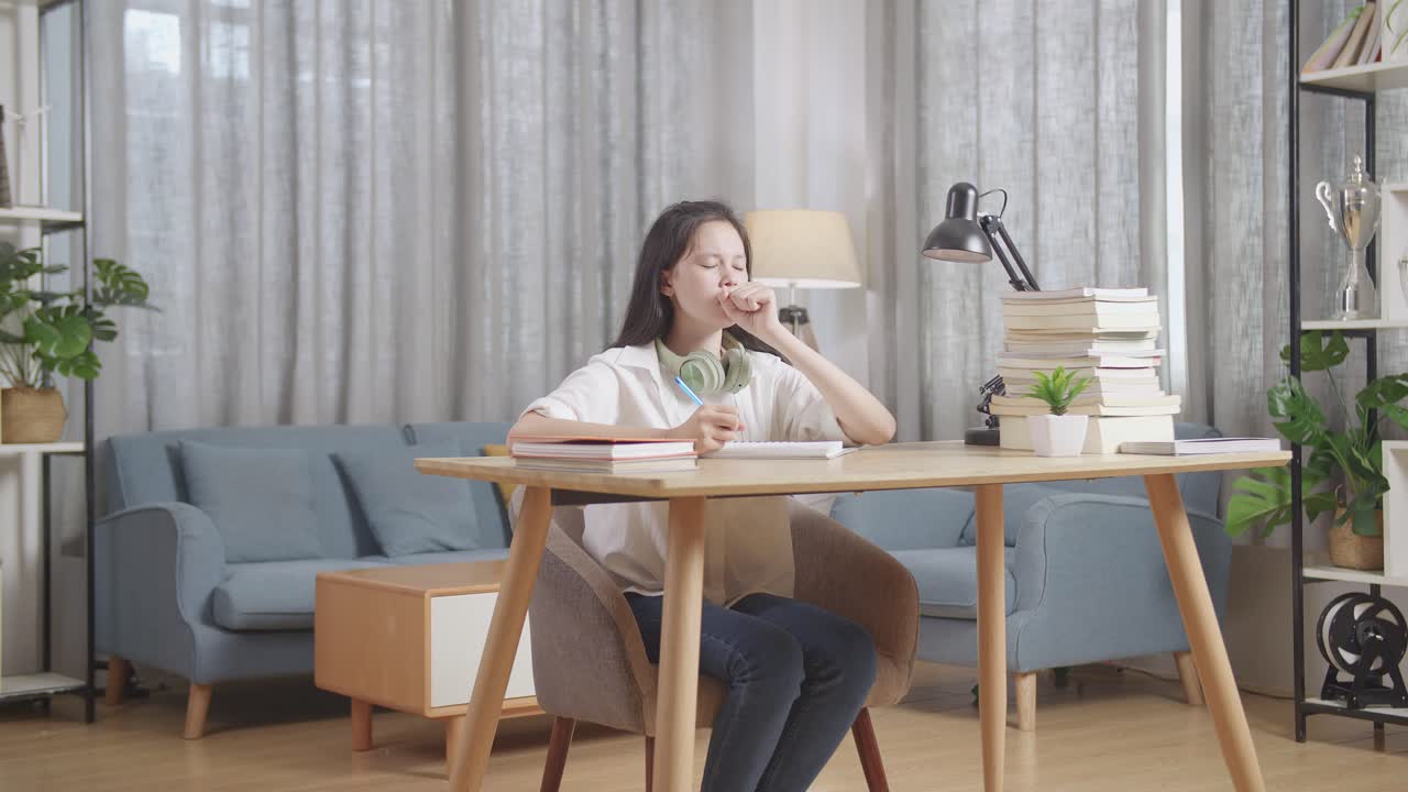 집에서 공부하는 피곤한 학생