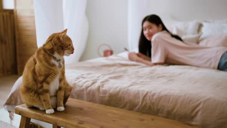 mujer con gatos