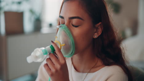 mujer con una máscara y respirando oxígeno
