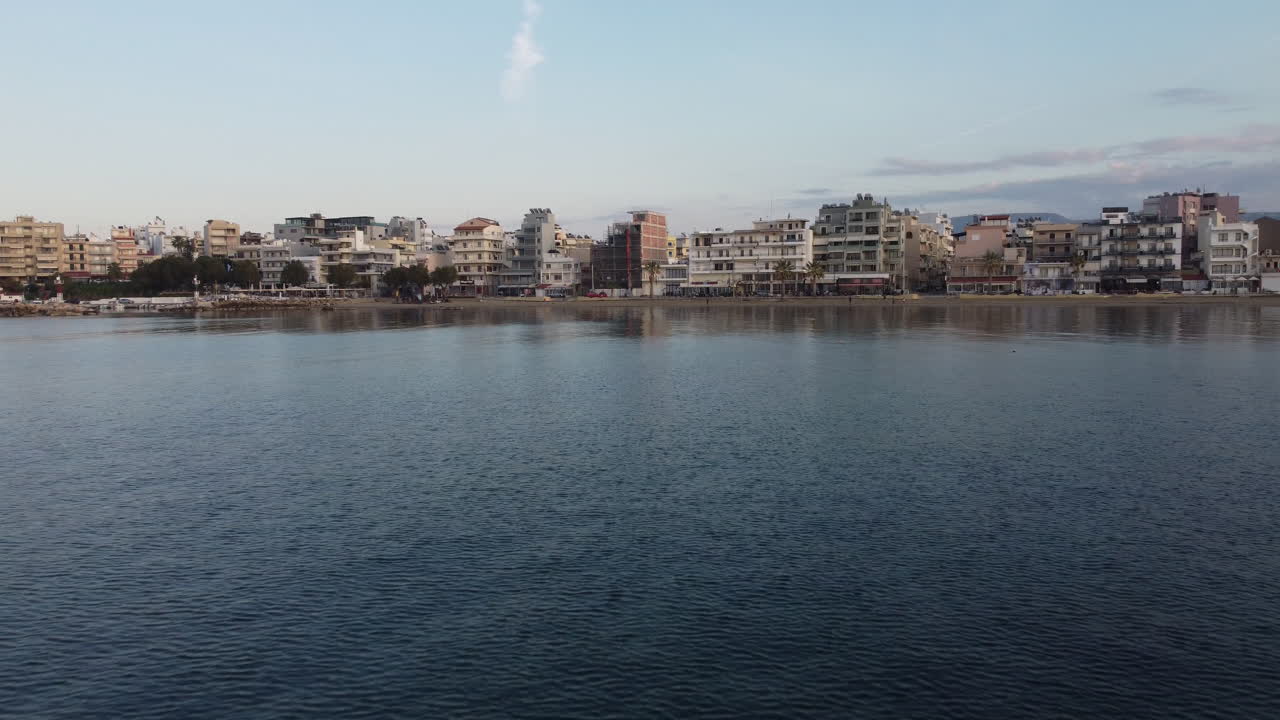 el mar con rocas y la ciudad al fondo