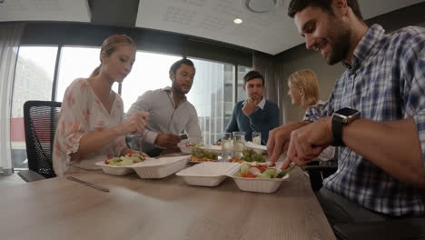 Grupo-De-Ejecutivos-De-Negocios-Comiendo