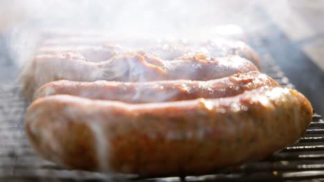 deliciosas salchichas jugosas, cocinadas en la parrilla con un fuego.