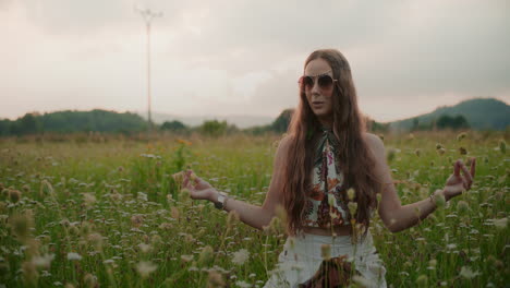 mujer meditando en el seno de la naturaleza