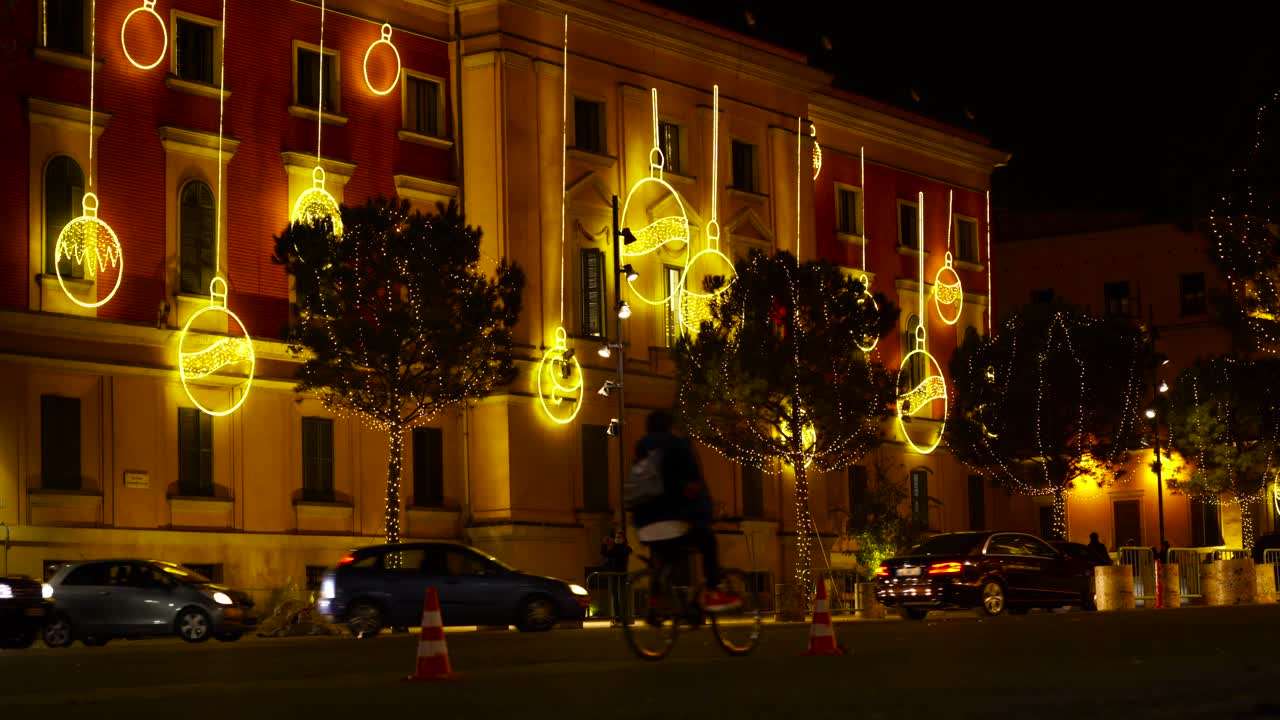 크리스마스 축제 분위기와 새해를 위해 티라나의 장식된 파사드 건물