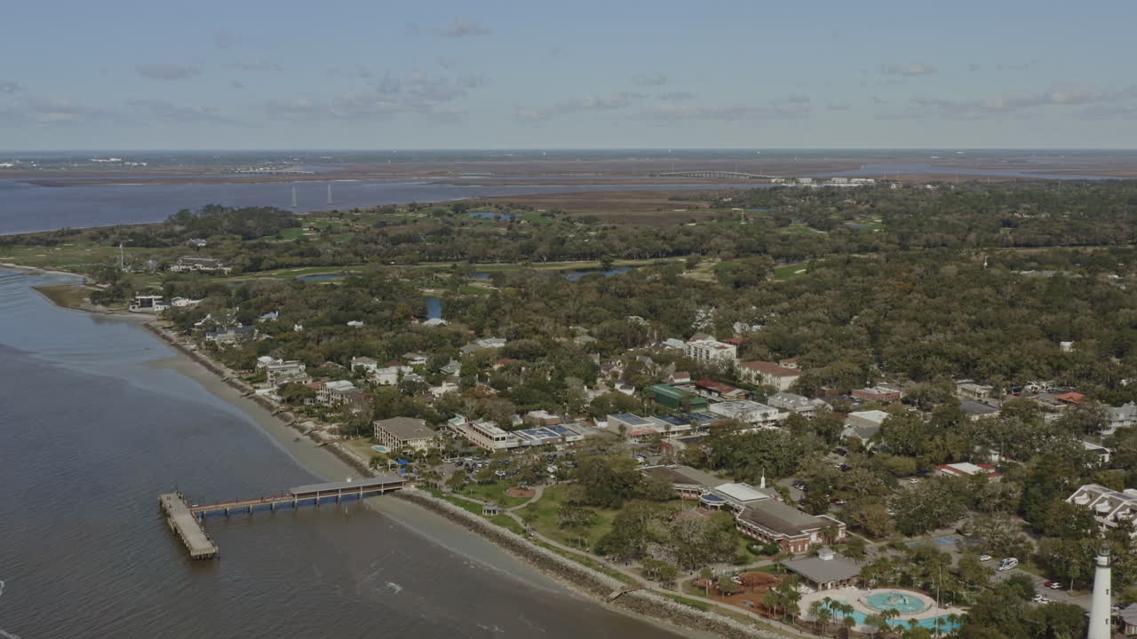 toma aérea de st simons georgia v13 dolly del paisaje, la ciudad y el océano atlántico - marzo de 2020