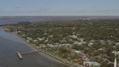 Toma-Aérea-De-St-Simons-Georgia-V13-Dolly-Del-Paisaje,-La-Ciudad-Y-El-Océano-Atlántico---Marzo-De-2020