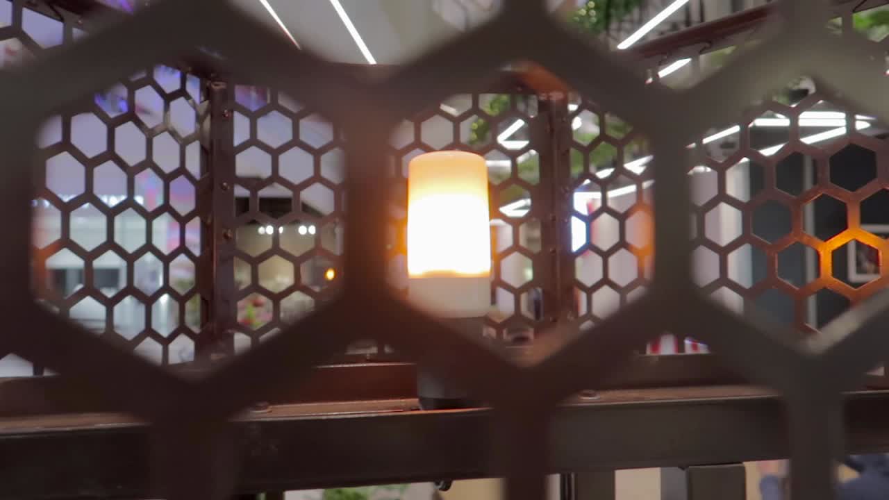 내부에서 빛나는 램프가 있는 벌집 같은 구조, 근접 촬영에서 패닝 샷