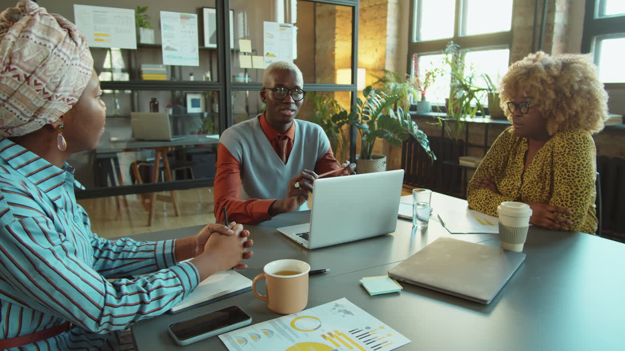 gerente afroamericano hablando con el equipo en la reunión de la oficina