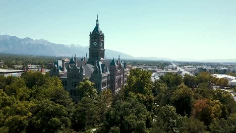 Hoher-Blick-Auf-Bäume,-Historisches-Gebäude-Und-Berge,-Stadtlandschaft,-Skyline