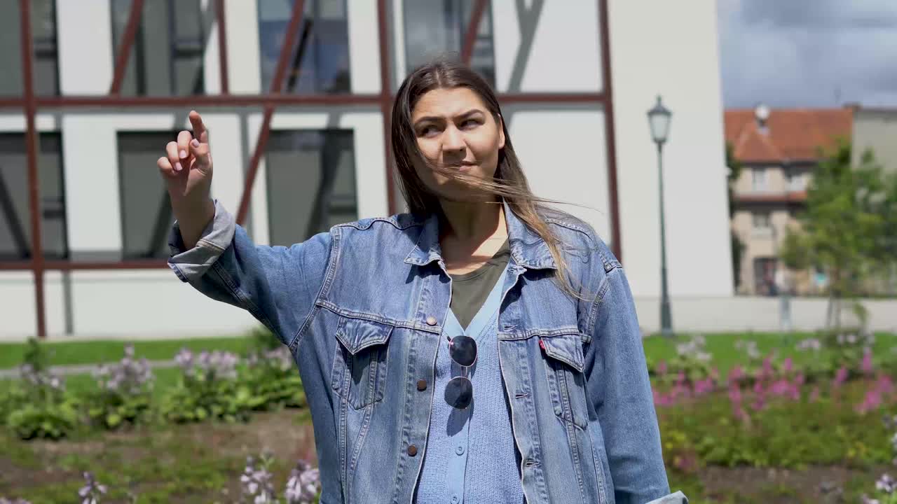 la chica está llamando a sus amigos para que vayan en cierta dirección