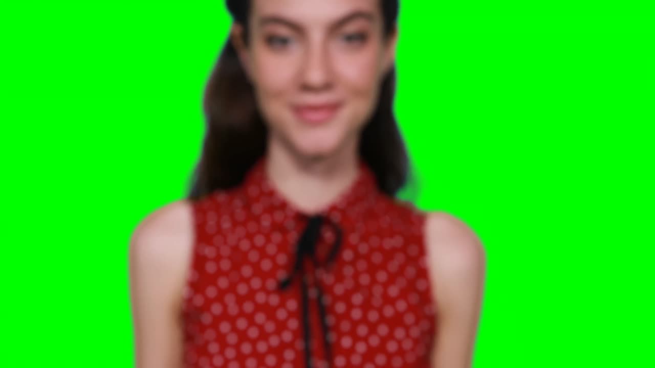 Donna che finge di toccare uno schermo invisibile