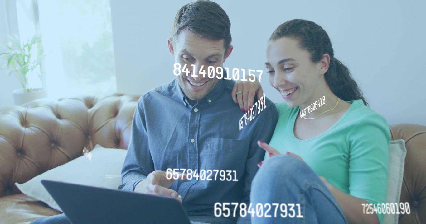 Animazione di numeri che cambiano sopra una coppia caucasica che usa un laptop.