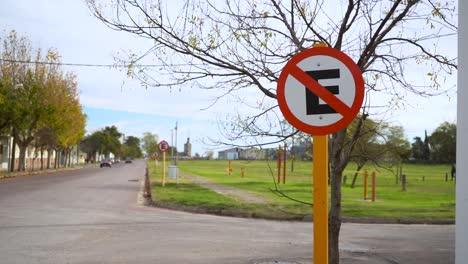 español no hay señal de estacionamiento en el lado derecho de la calle