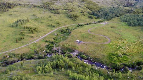 vista aérea de una autocaravana estacionada en el parque nacional grand teton