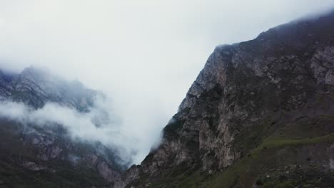 paisaje montañoso brumoso