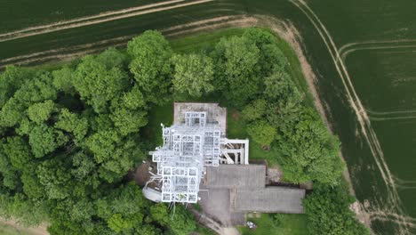 mástil de telecomunicaciones, torre del reino unido vista de pájaro vista aérea drone vista aérea