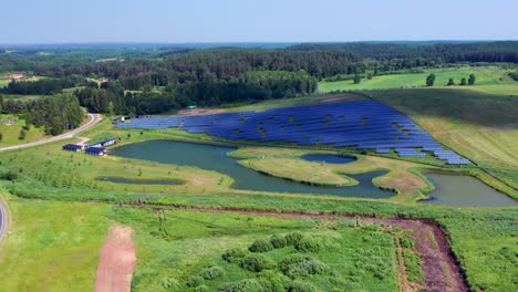 Planta-De-Energía-Solar-Fotovoltaica-Cerca-De-Trakai,-Lituania---Toma-Aérea-De-Drones