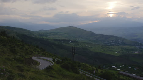 Dämmerung-über-Der-Region-Achalziche-Mit-Hügeln,-Straßen-Und-Städten,-Georgien