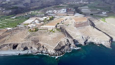 Riesige-Küstenlinie-Mit-Berg-In-Spanien,-Kanarische-Insel