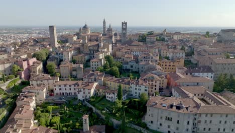 Italien-Lombardei-Bergamo-Ein-Typisches-Altes-Dorf-über-Dem-Hügel,-Umgeben-Von-Der-Neuen-Stadt