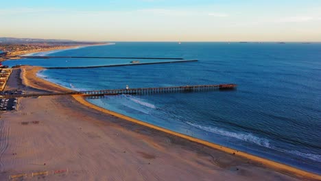 Playa-De-Focas-Volando-Lentamente-Hacia-El-Muelle