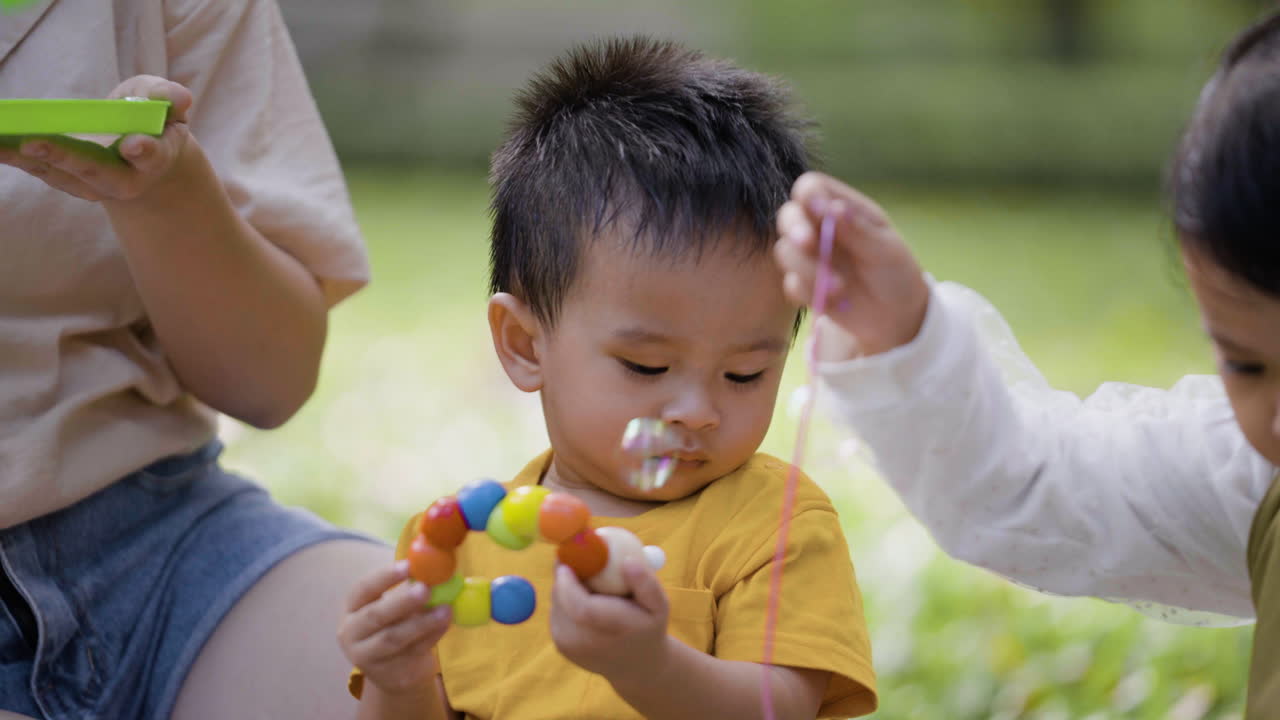공원에서 피크닉을 즐기는 가족