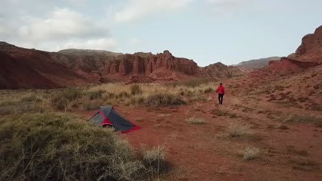 Camping-a-small-Creek-Canyon-with-Red-Cliffs-named-Konorcheck-Canyon