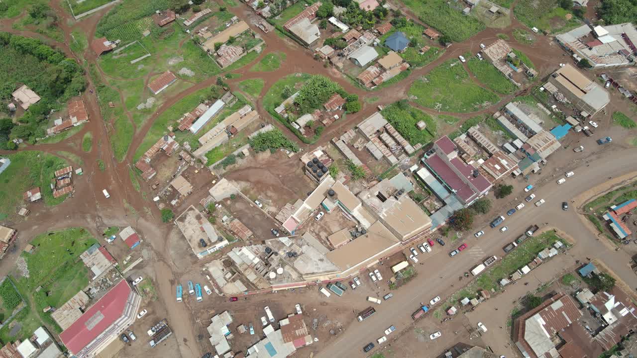 Veduta aerea dall'alto di edifici e strade dei sobborghi poveri della città di Loitokitok, Kenya.