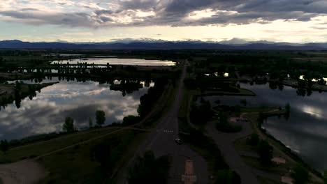 Gloria-Impresionante-En-Esta-Puesta-De-Sol-Con-Nubes-Reflejadas-En-Lagos-Con-Las-Montañas-Rocosas-Como-Telón-De-Fondo