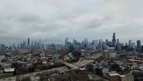 Aerial-view-of-the-River-West-district,-dark-evening-in-Chicago---Ascending,-tilt,-drone-shot